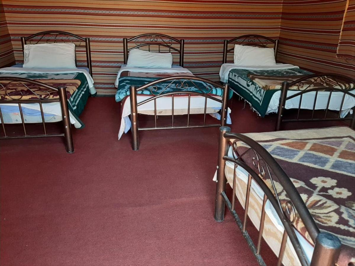 Hotel Bedouin Host Camp& With Tour à Wadi Rum Extérieur photo