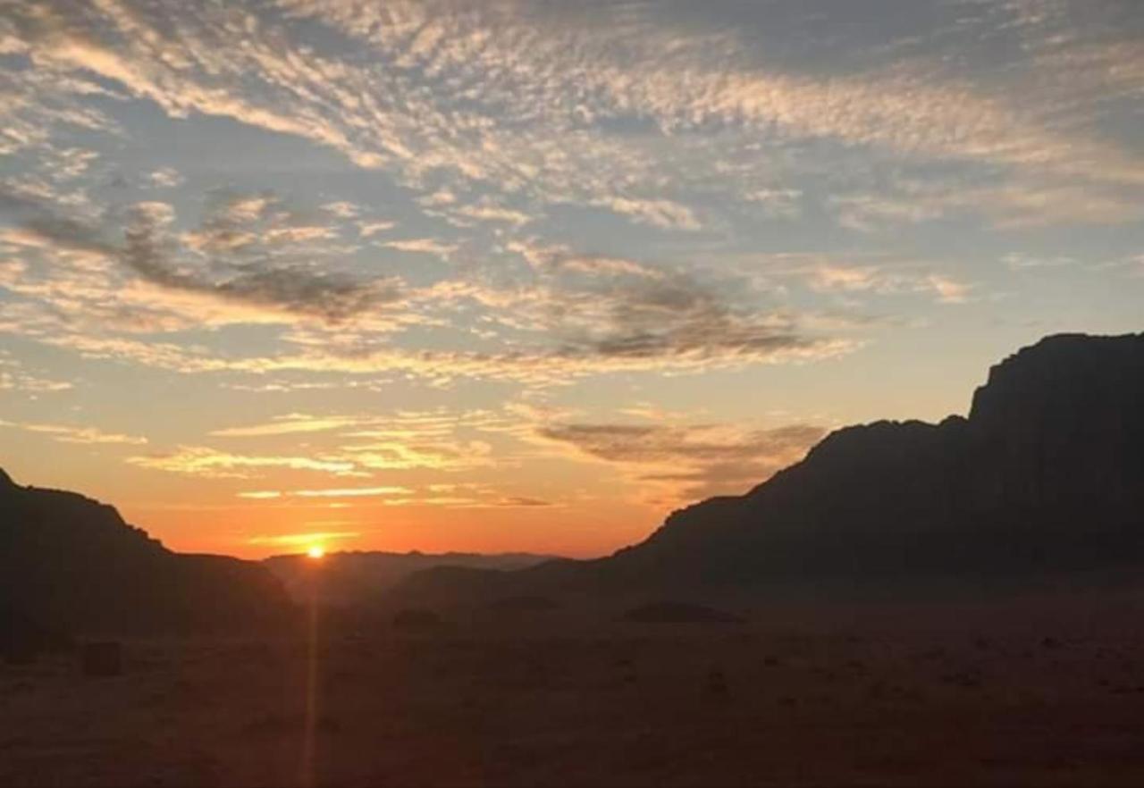 Hotel Bedouin Host Camp& With Tour à Wadi Rum Extérieur photo