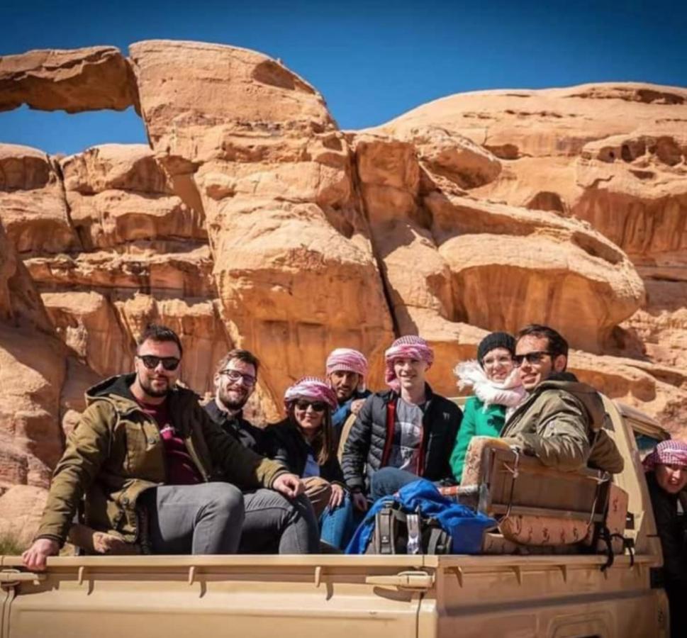 Hotel Bedouin Host Camp& With Tour à Wadi Rum Extérieur photo