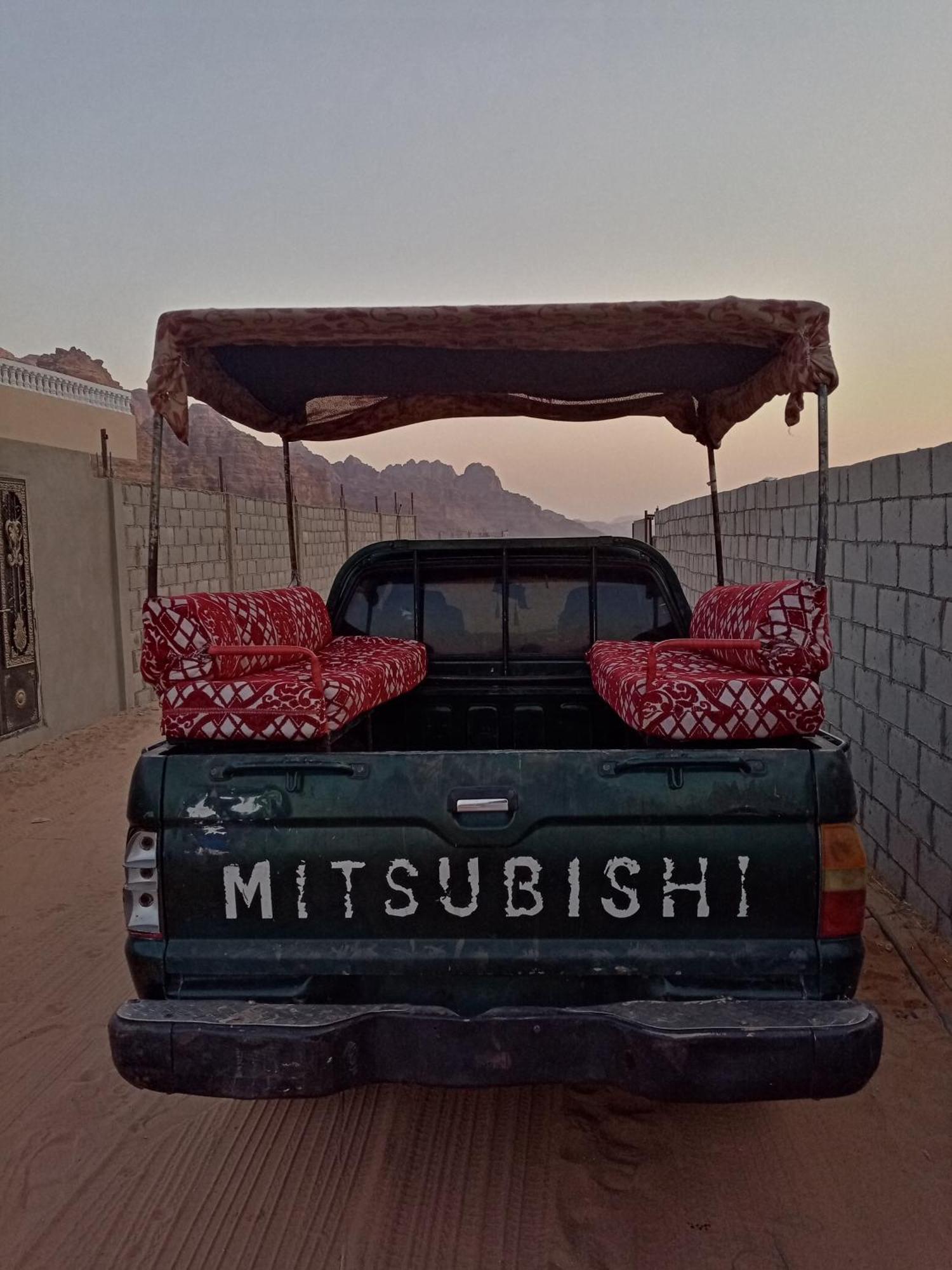 Hotel Bedouin Host Camp& With Tour à Wadi Rum Extérieur photo