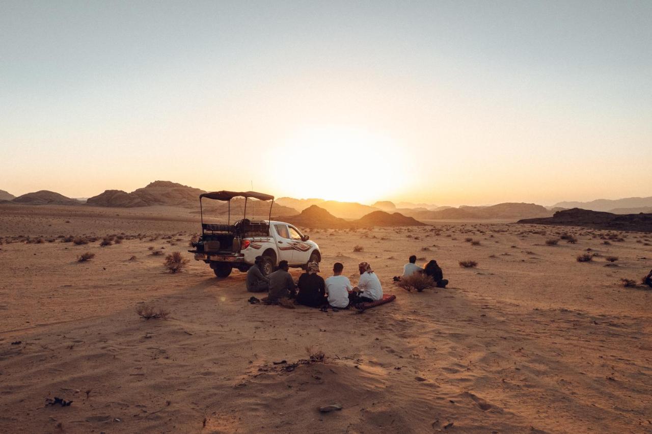 Hotel Bedouin Host Camp& With Tour à Wadi Rum Extérieur photo