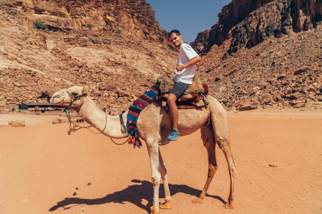 Hotel Bedouin Host Camp& With Tour à Wadi Rum Extérieur photo