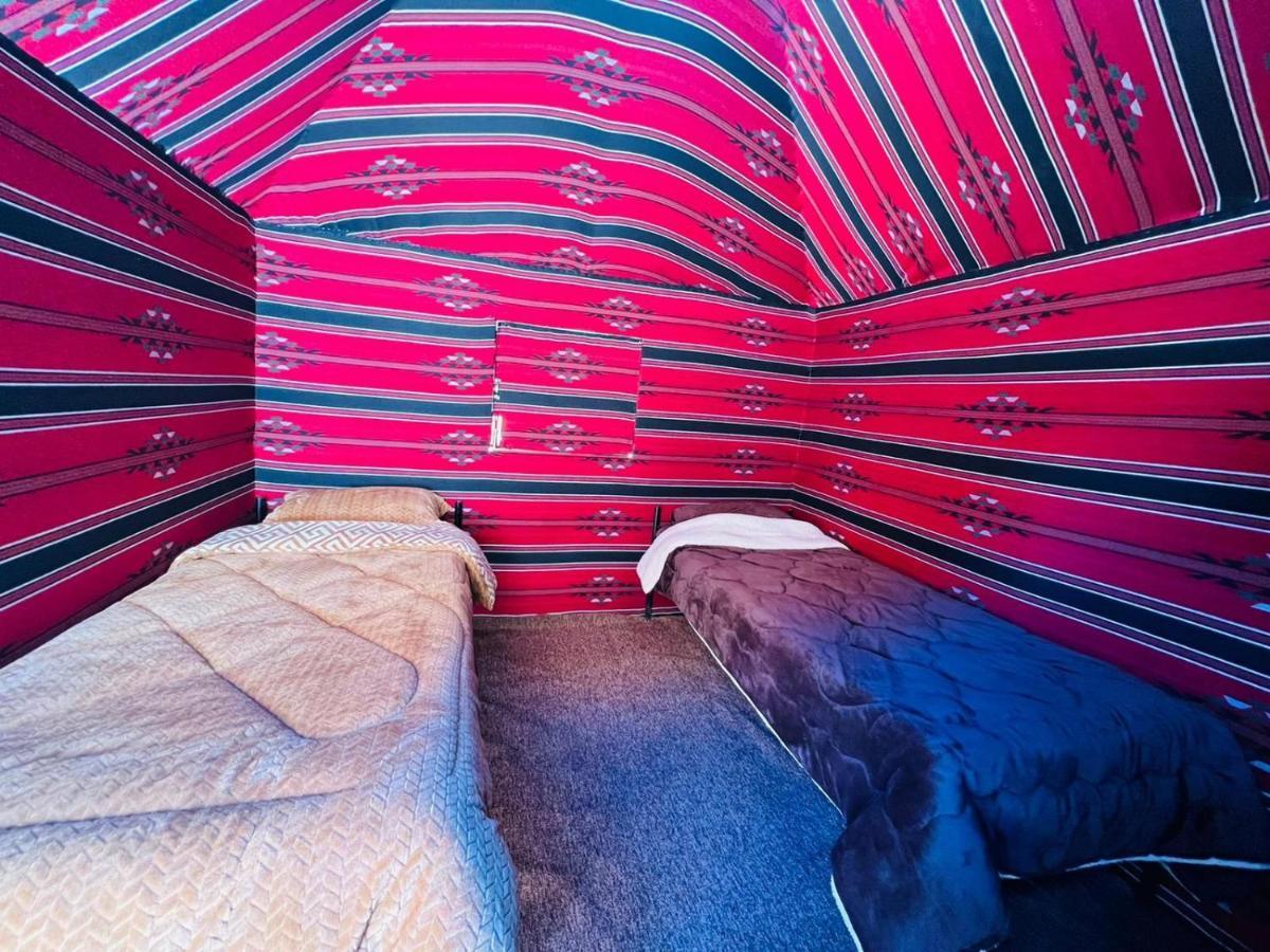 Hotel Bedouin Host Camp& With Tour à Wadi Rum Extérieur photo