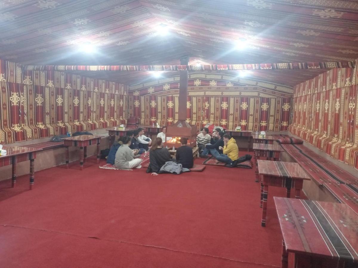 Hotel Bedouin Host Camp& With Tour à Wadi Rum Extérieur photo