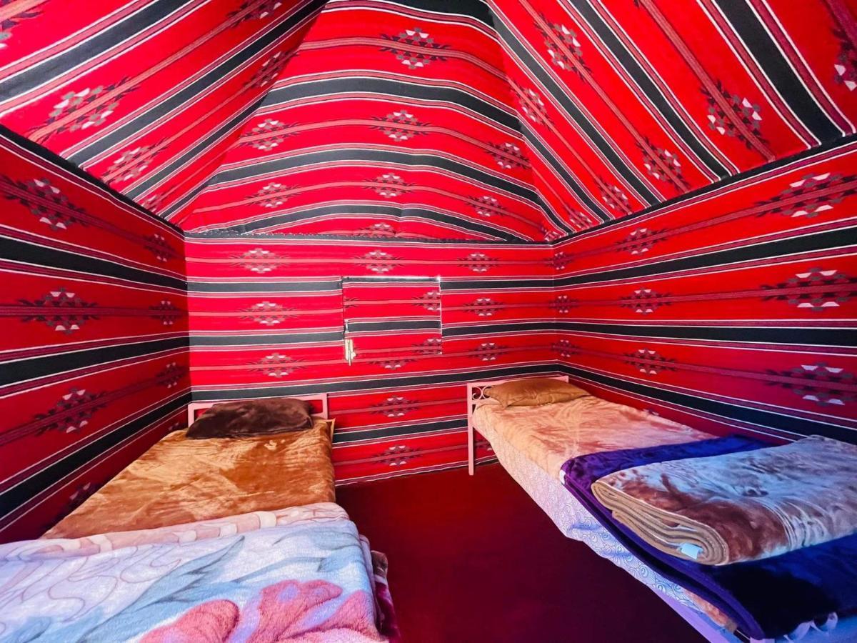 Hotel Bedouin Host Camp& With Tour à Wadi Rum Extérieur photo
