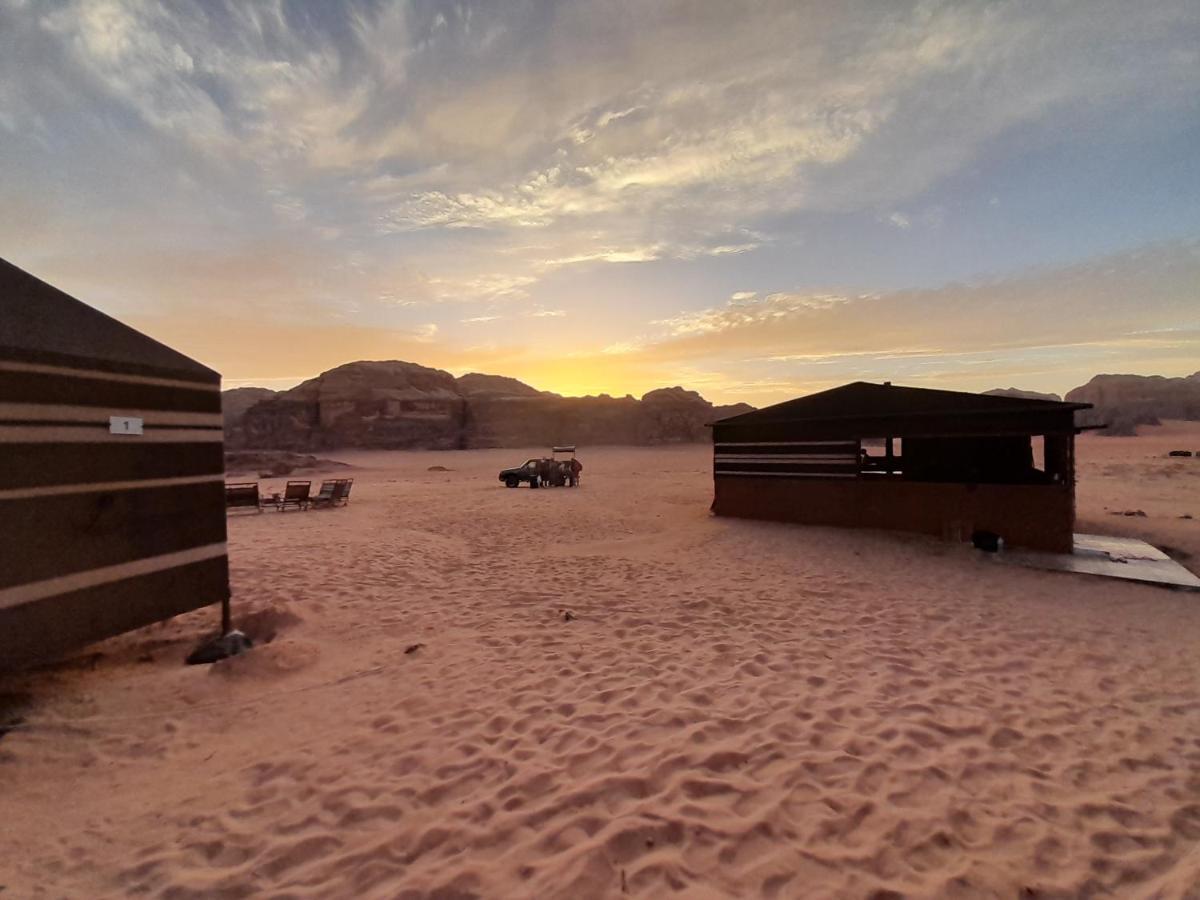 Hotel Bedouin Host Camp& With Tour à Wadi Rum Extérieur photo