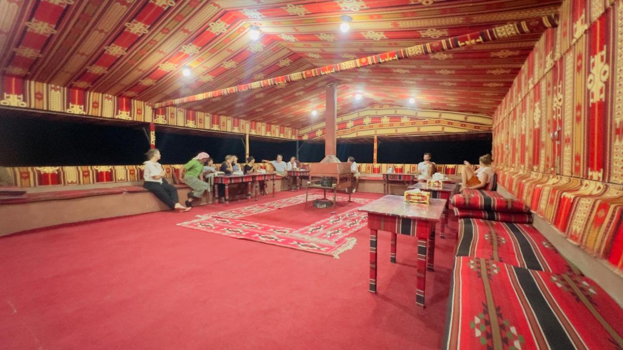 Hotel Bedouin Host Camp& With Tour à Wadi Rum Extérieur photo
