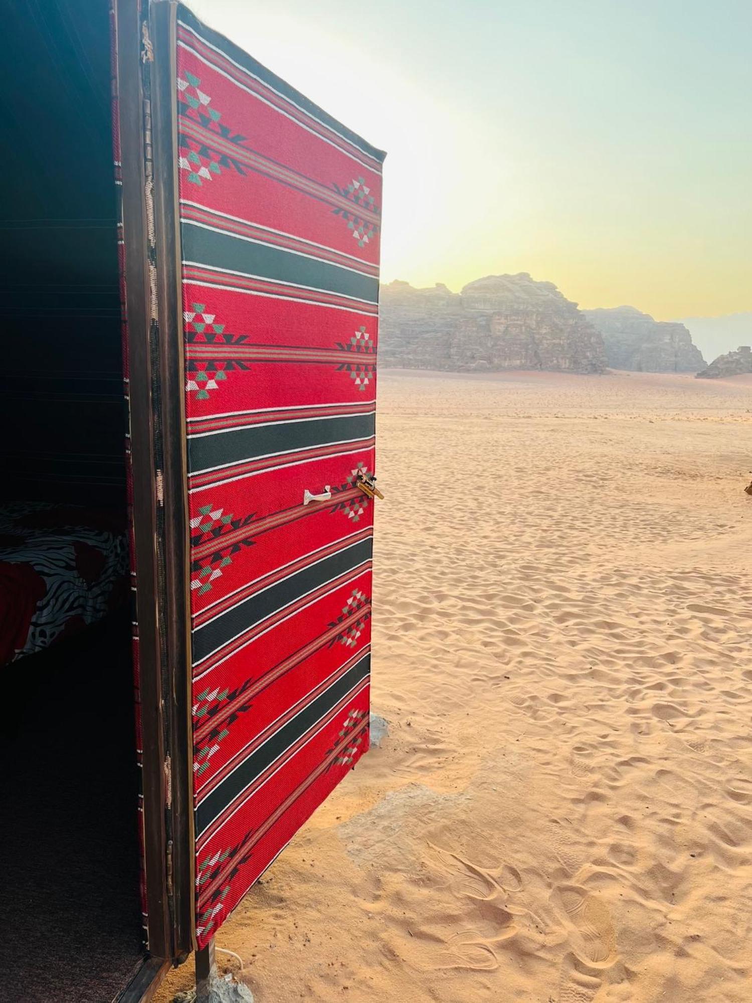 Hotel Bedouin Host Camp& With Tour à Wadi Rum Extérieur photo