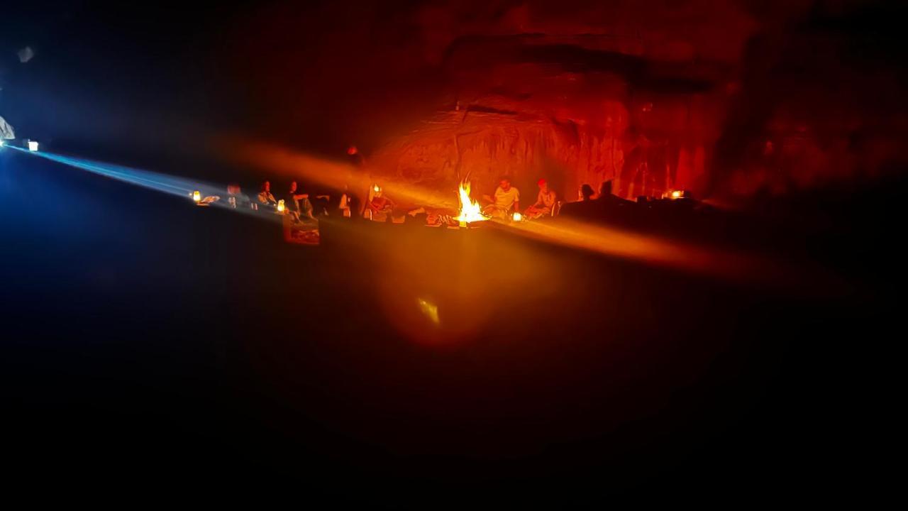 Hotel Bedouin Host Camp& With Tour à Wadi Rum Extérieur photo