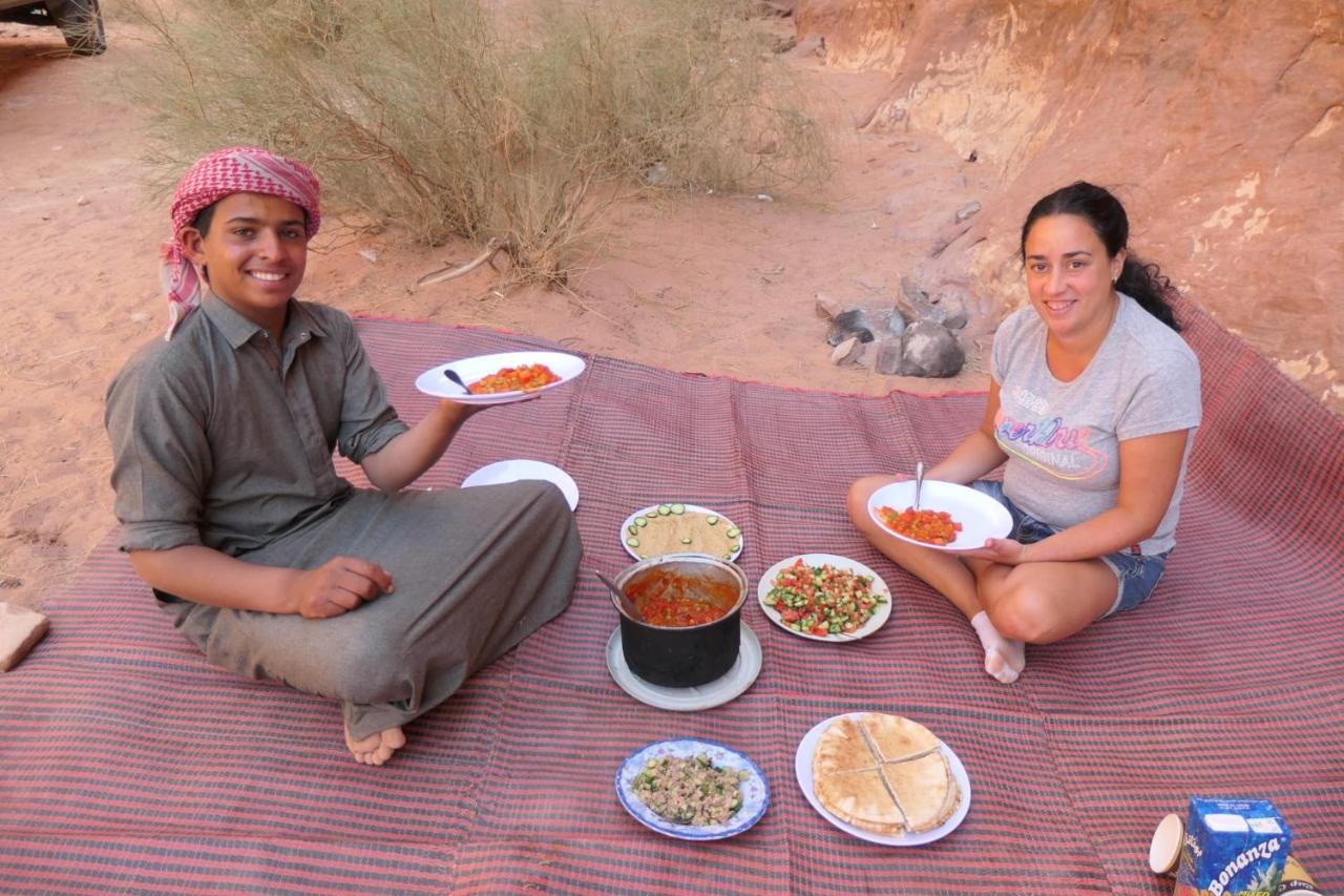 Hotel Bedouin Host Camp& With Tour à Wadi Rum Extérieur photo