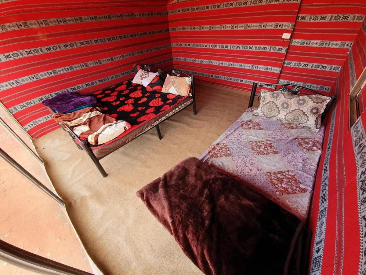 Hotel Bedouin Host Camp& With Tour à Wadi Rum Extérieur photo