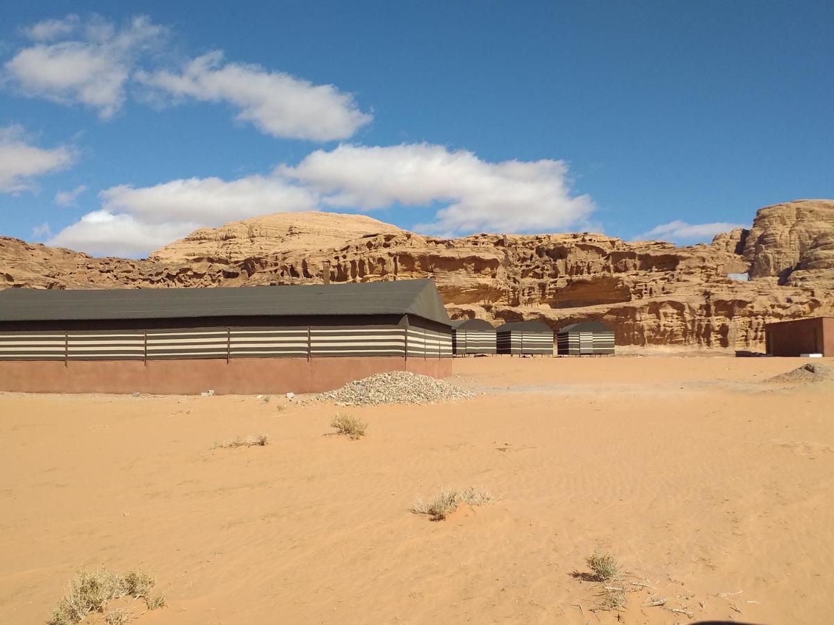 Hotel Bedouin Host Camp& With Tour à Wadi Rum Extérieur photo