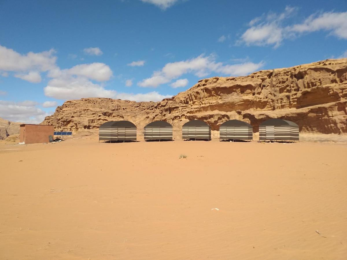 Hotel Bedouin Host Camp& With Tour à Wadi Rum Extérieur photo